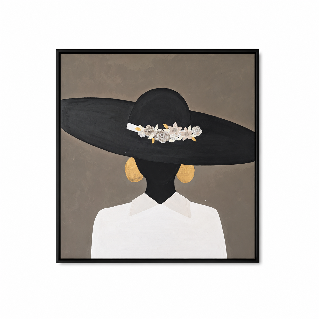The Muse Collection schilderij Fleur d'Or met zwarte hoed, witte blouse en gouden oorbellen.